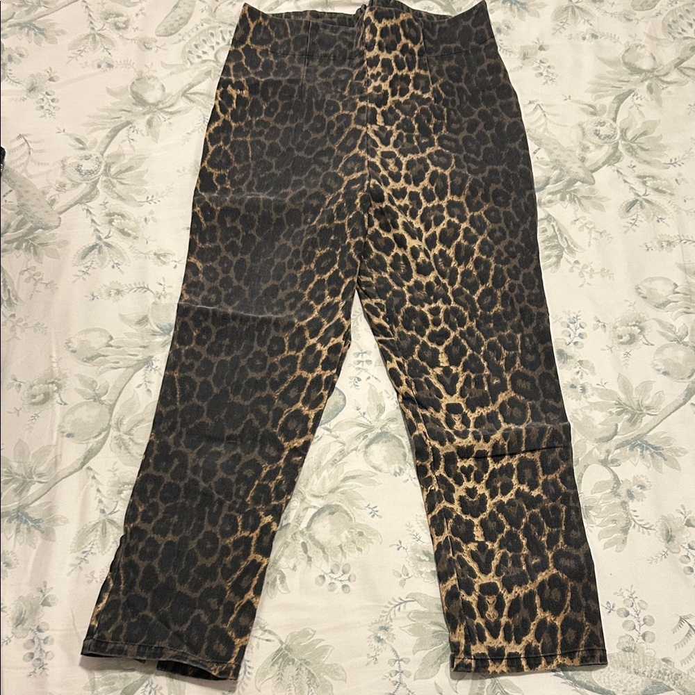 Hell Bunny Leopard Print cropped Pants, size medium
